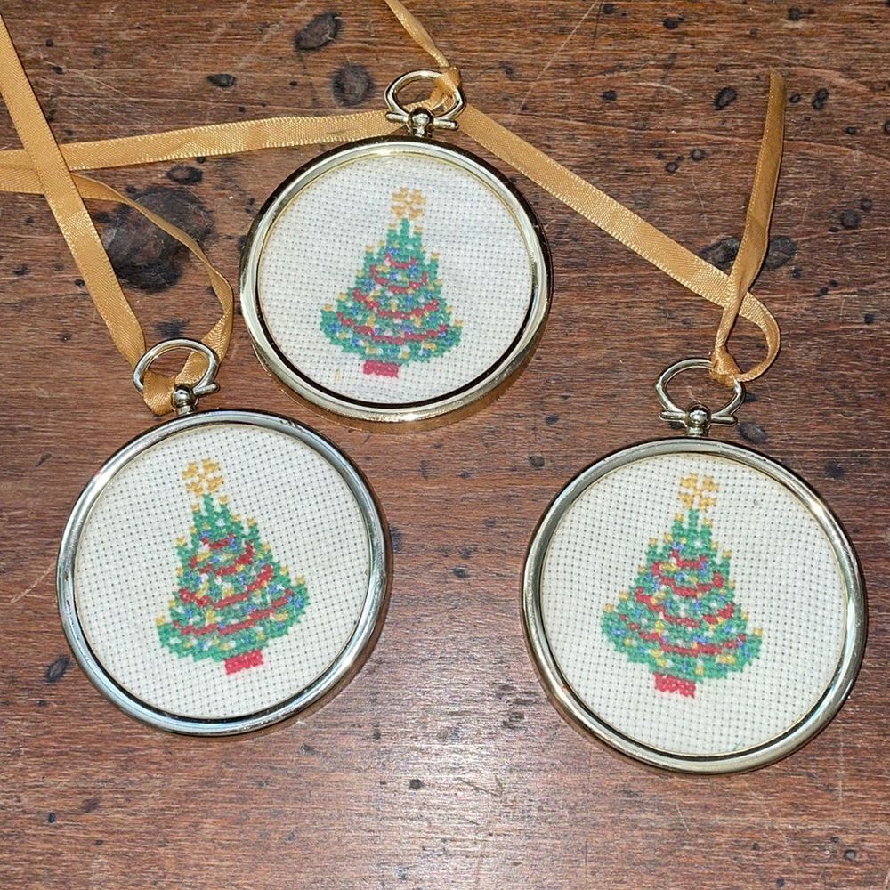 Vtg handmade/homemade cross stitch Christmas trees in gold frame ornaments‎